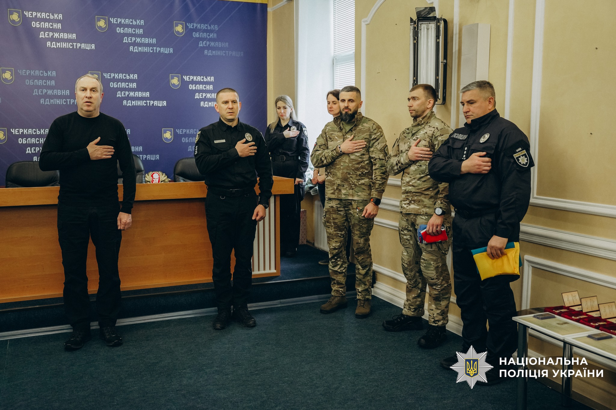 У Черкасах вручили нагороди рідним загиблих поліцейських. Фото - фото 5