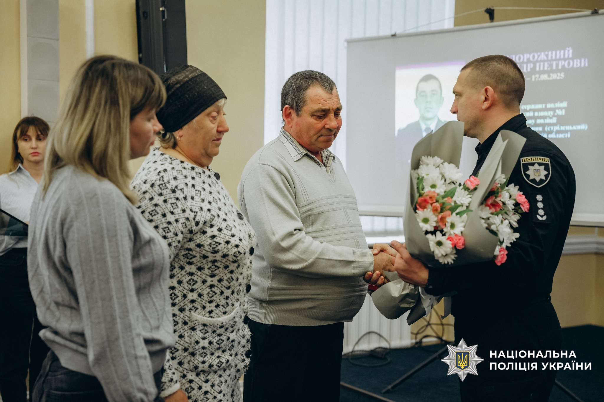 У Черкасах вручили нагороди рідним загиблих поліцейських. Фото - фото 7