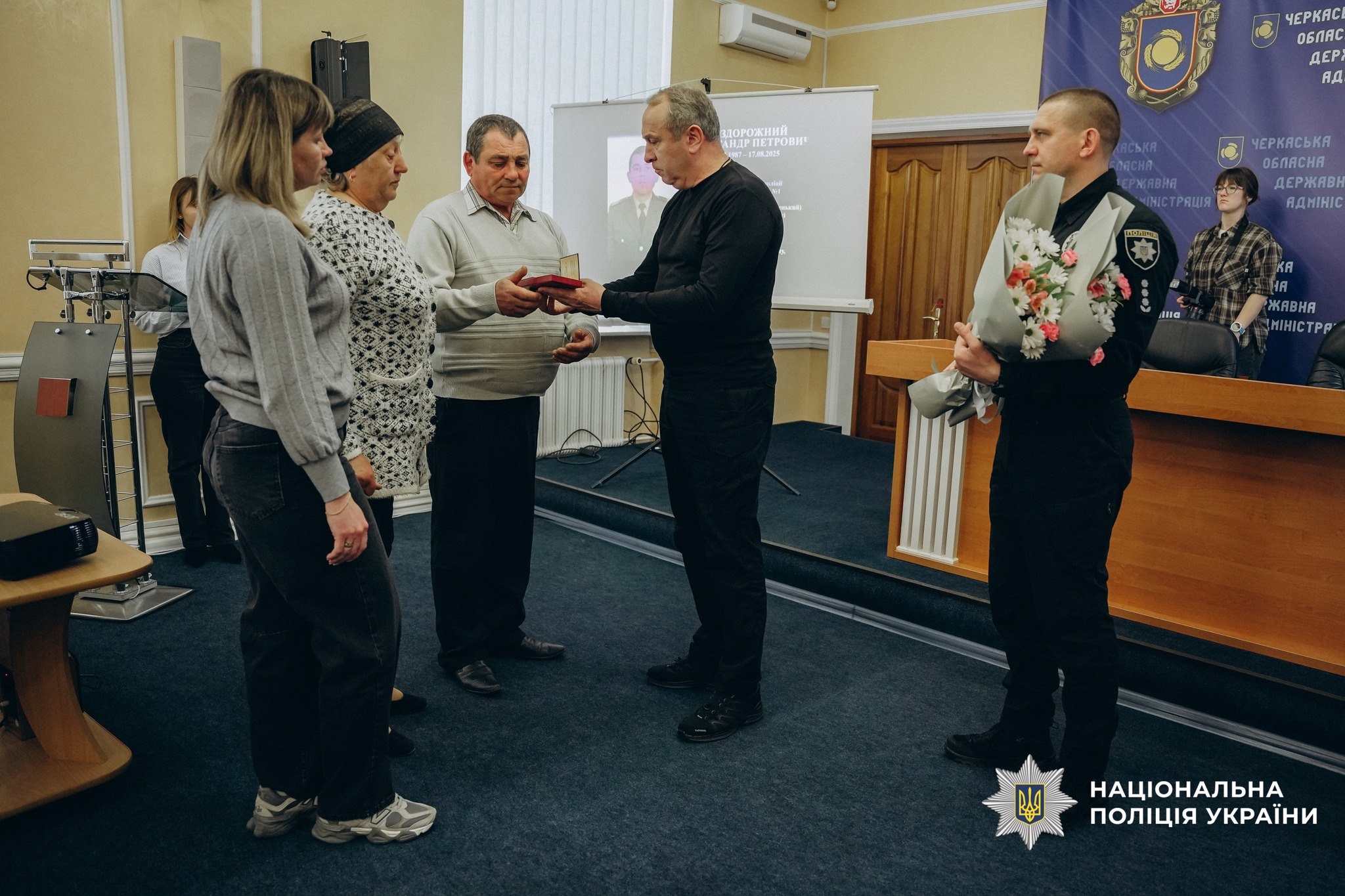 У Черкасах вручили нагороди рідним загиблих поліцейських. Фото - фото 8