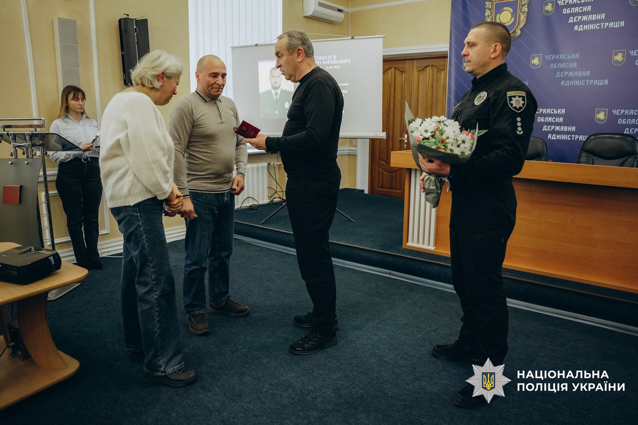 У Черкасах вручили нагороди рідним загиблих поліцейських. Фото - фото 9