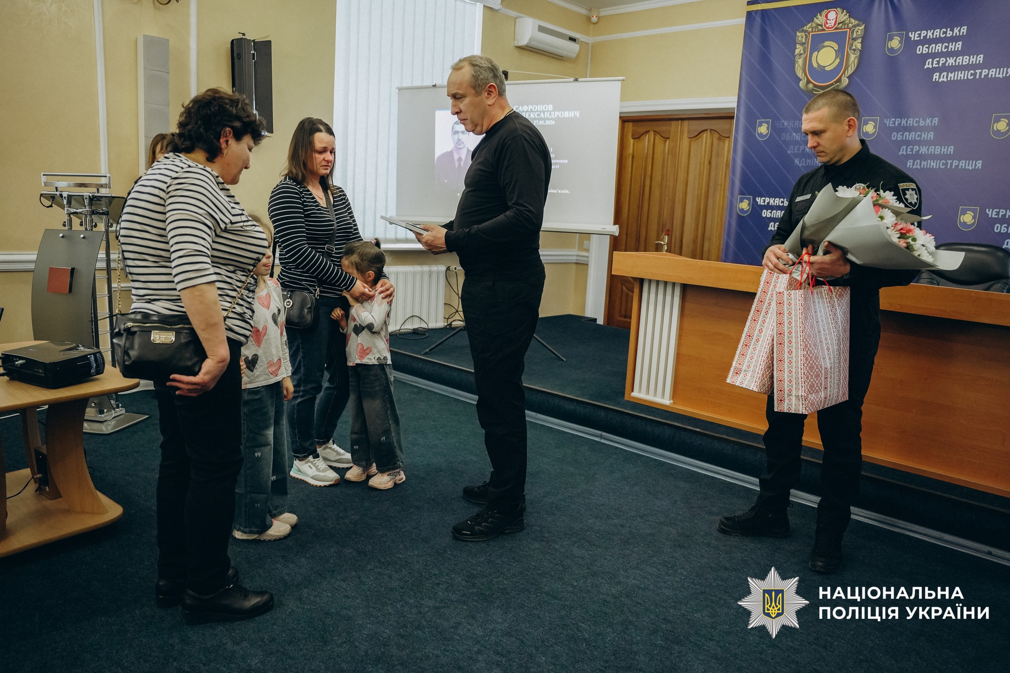У Черкасах вручили нагороди рідним загиблих поліцейських. Фото - фото 10