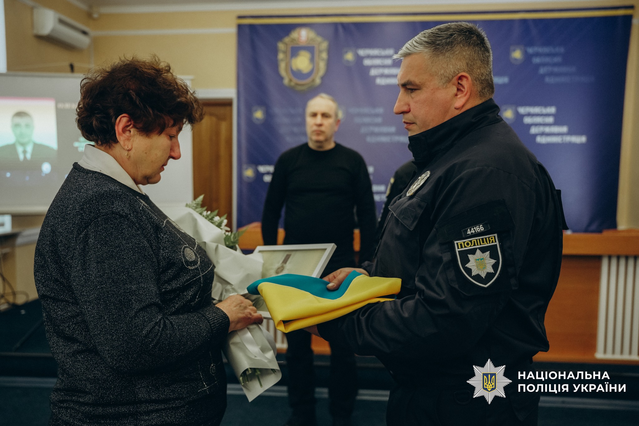 У Черкасах вручили нагороди рідним загиблих поліцейських. Фото - фото 11