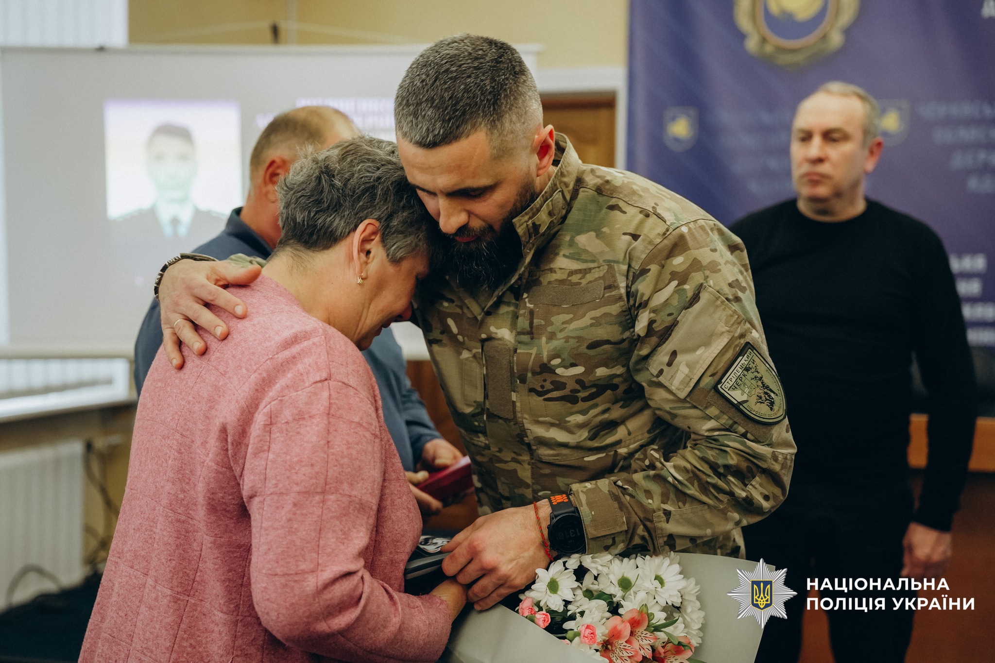 У Черкасах вручили нагороди рідним загиблих поліцейських. Фото - фото 12