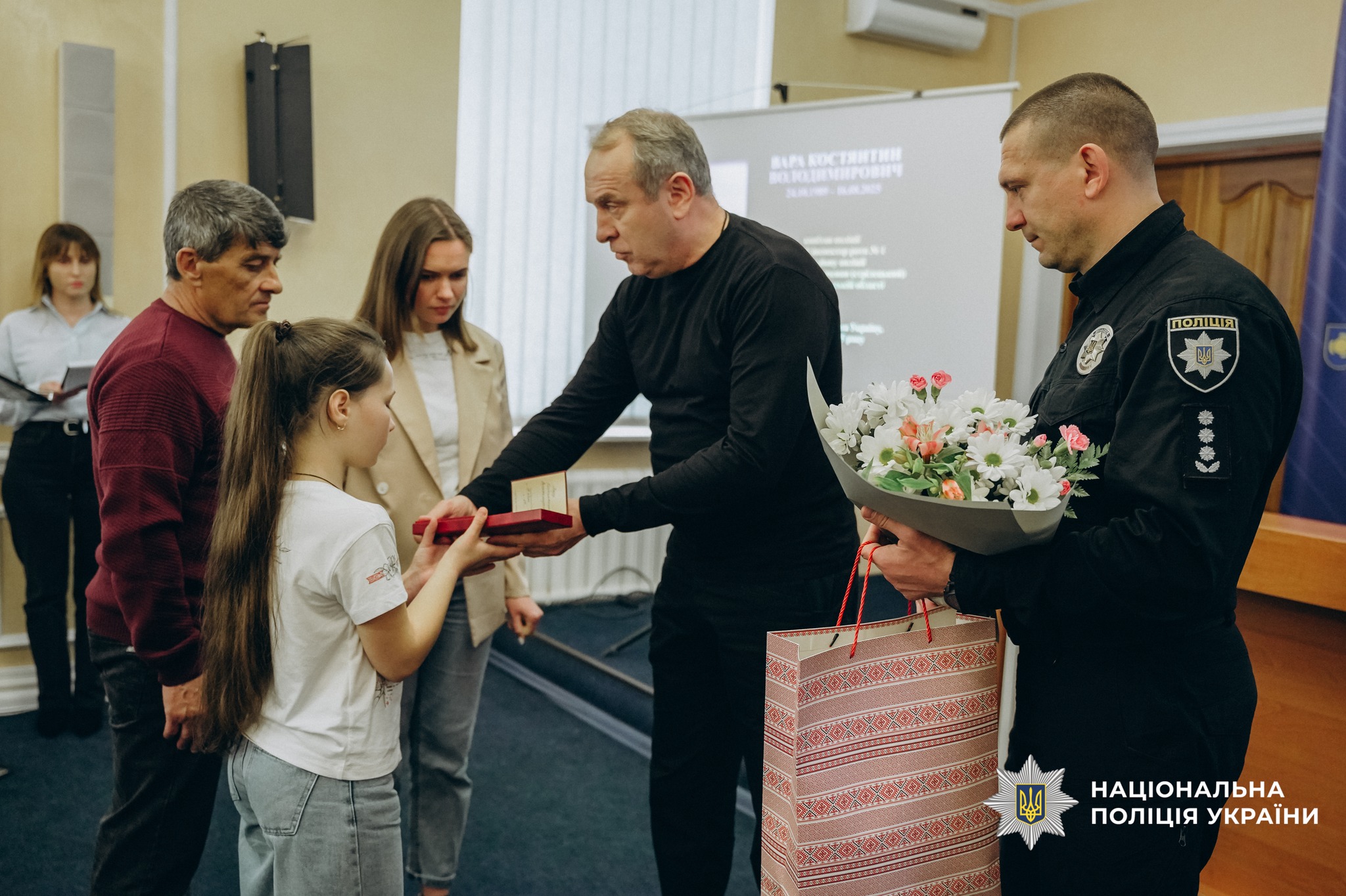 У Черкасах вручили нагороди рідним загиблих поліцейських. Фото - фото 13
