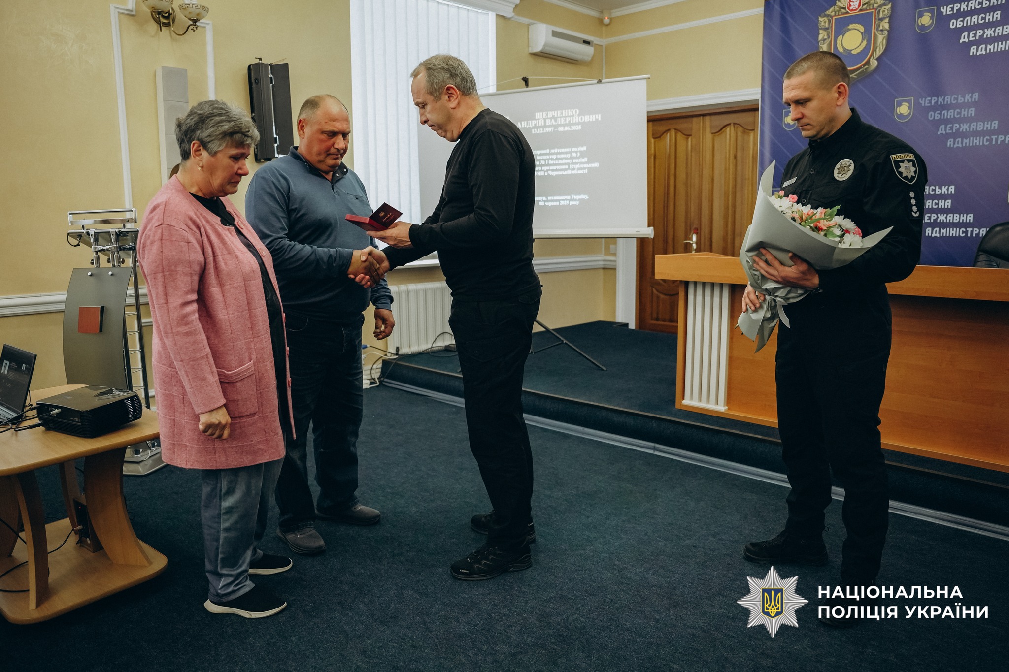У Черкасах вручили нагороди рідним загиблих поліцейських. Фото - фото 14