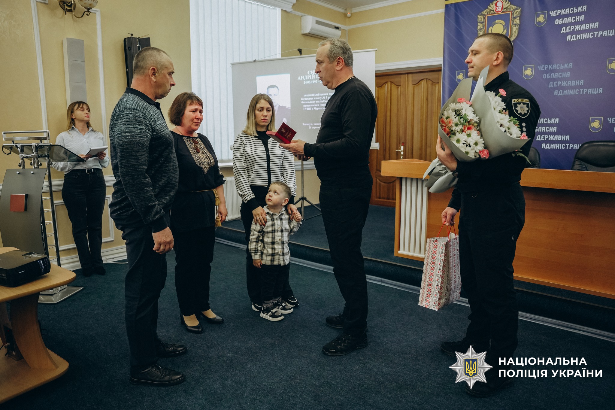 У Черкасах вручили нагороди рідним загиблих поліцейських. Фото - фото 17