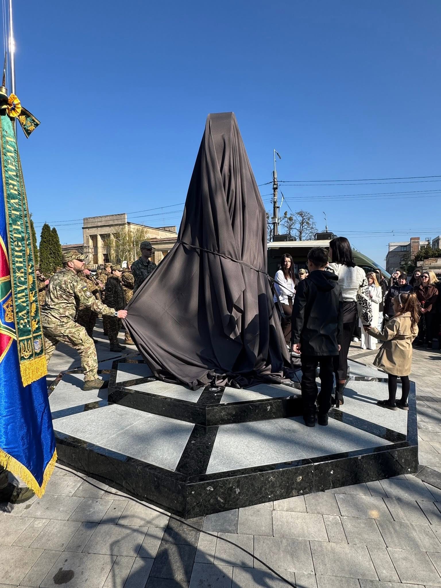 Сквер імені Павла Горянського у Києві оновили та доповнили скульптурою «Омега Незламних» - фото 4