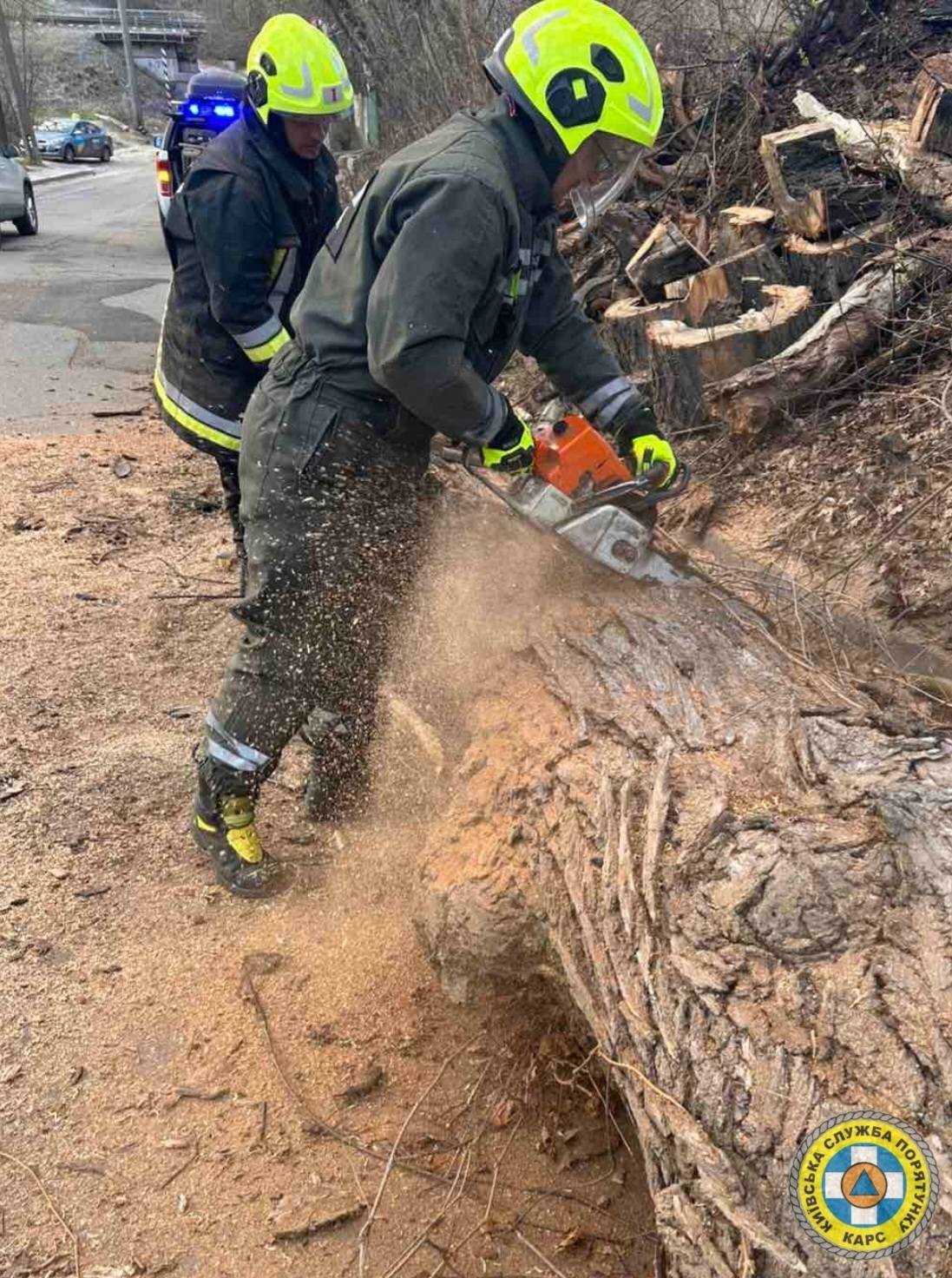 Рятувальники КАРС ліквідовують наслідки негоди у столиці - фото 2