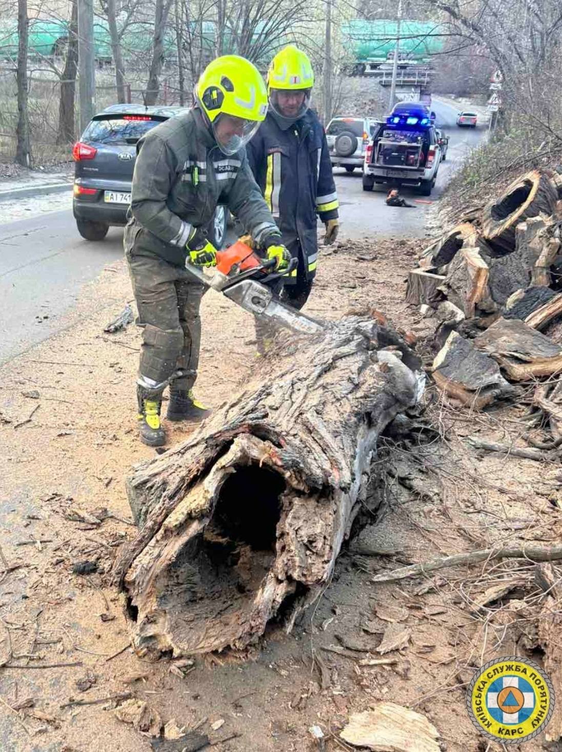 Рятувальники КАРС ліквідовують наслідки негоди у столиці