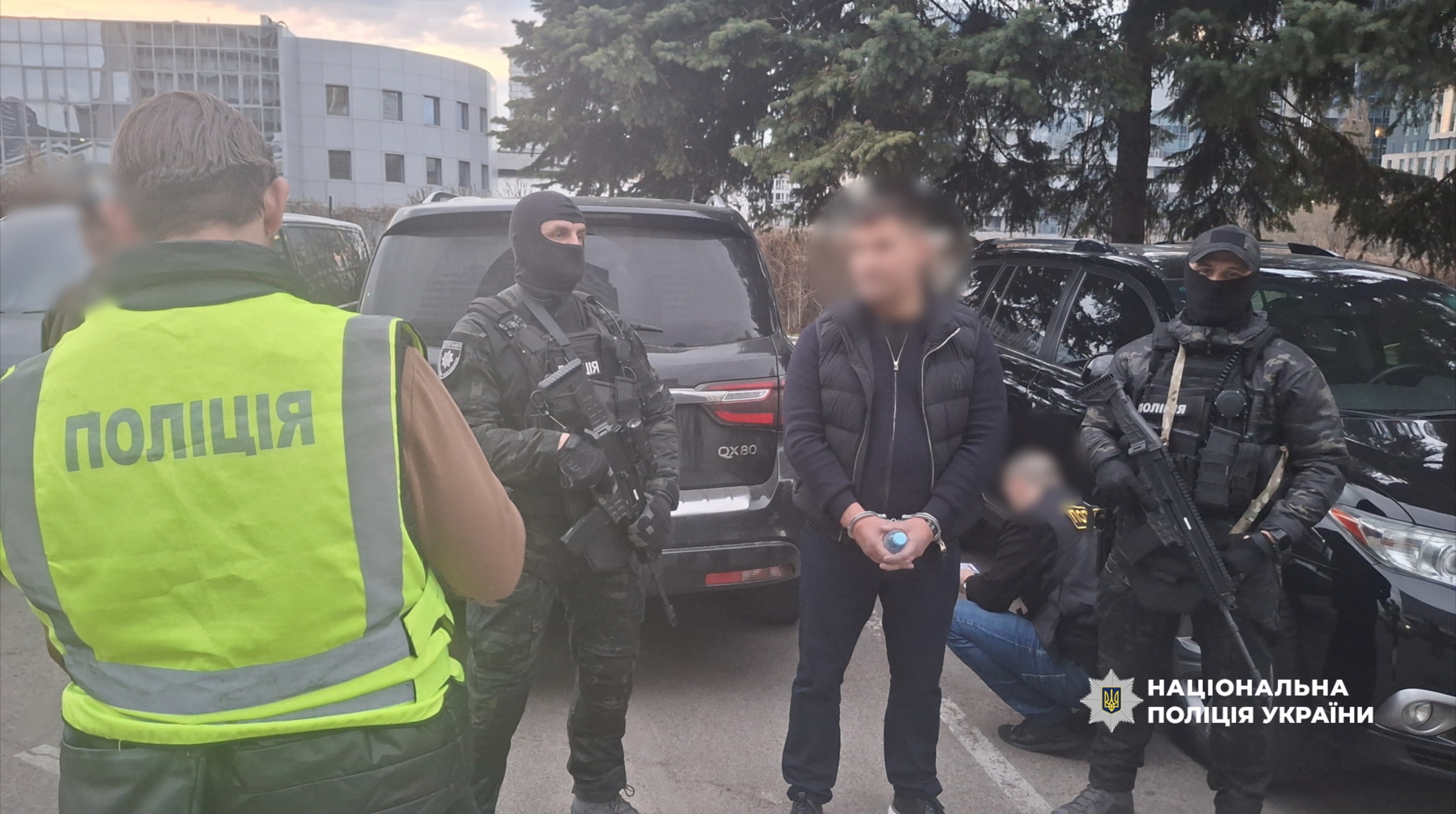 Столична поліція викрила злочинне угрупування, яке продавало бронь - фото 2