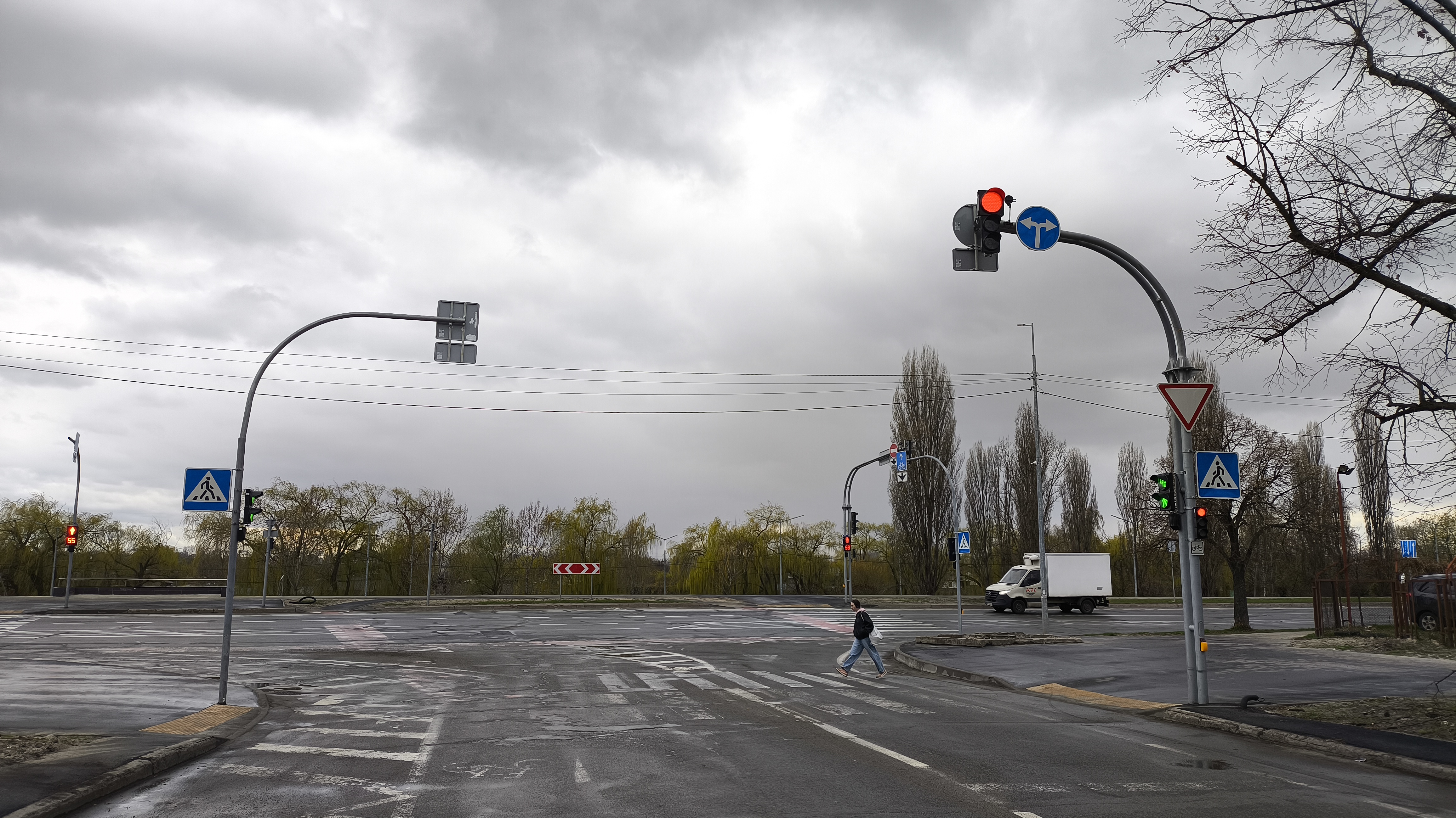 У столиці на перехресті вулиць Райдужної та Ігоря Юхновського запрацював новий світлофор