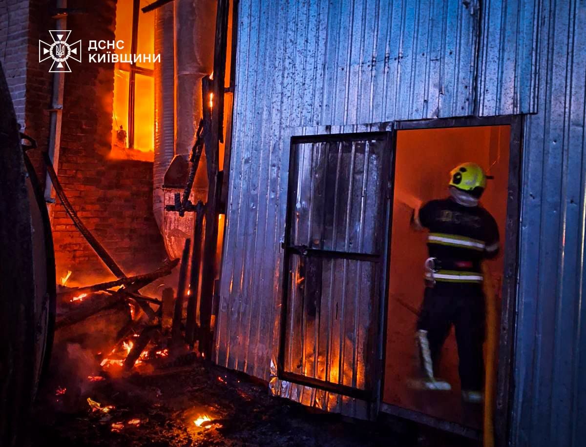 На Київщині горів деревообробний цех: пожежу гасили майже три години