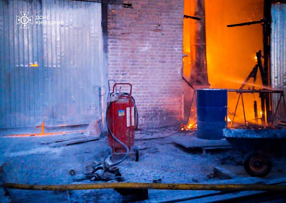 На Київщині горів деревообробний цех: пожежу гасили майже три години - фото 2