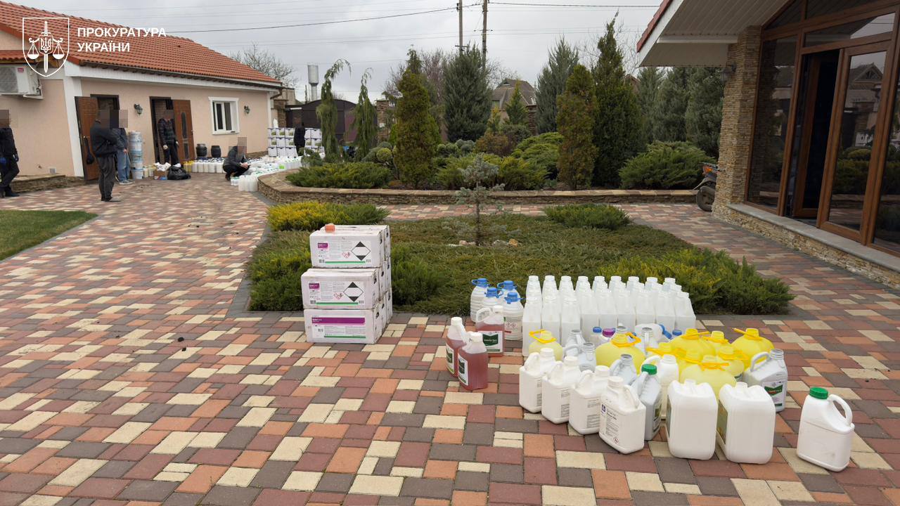 Фальсифікат із цементом під виглядом світових брендів продавали на Черкащині