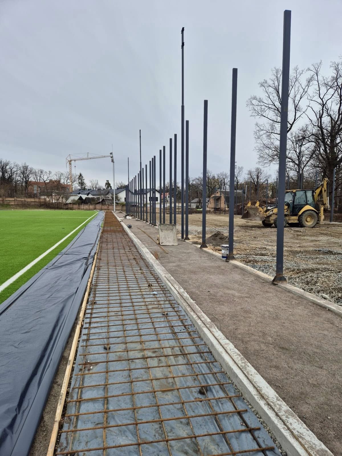 В Ірпені, після російських обстрілів, ремонтують центральний стадіон