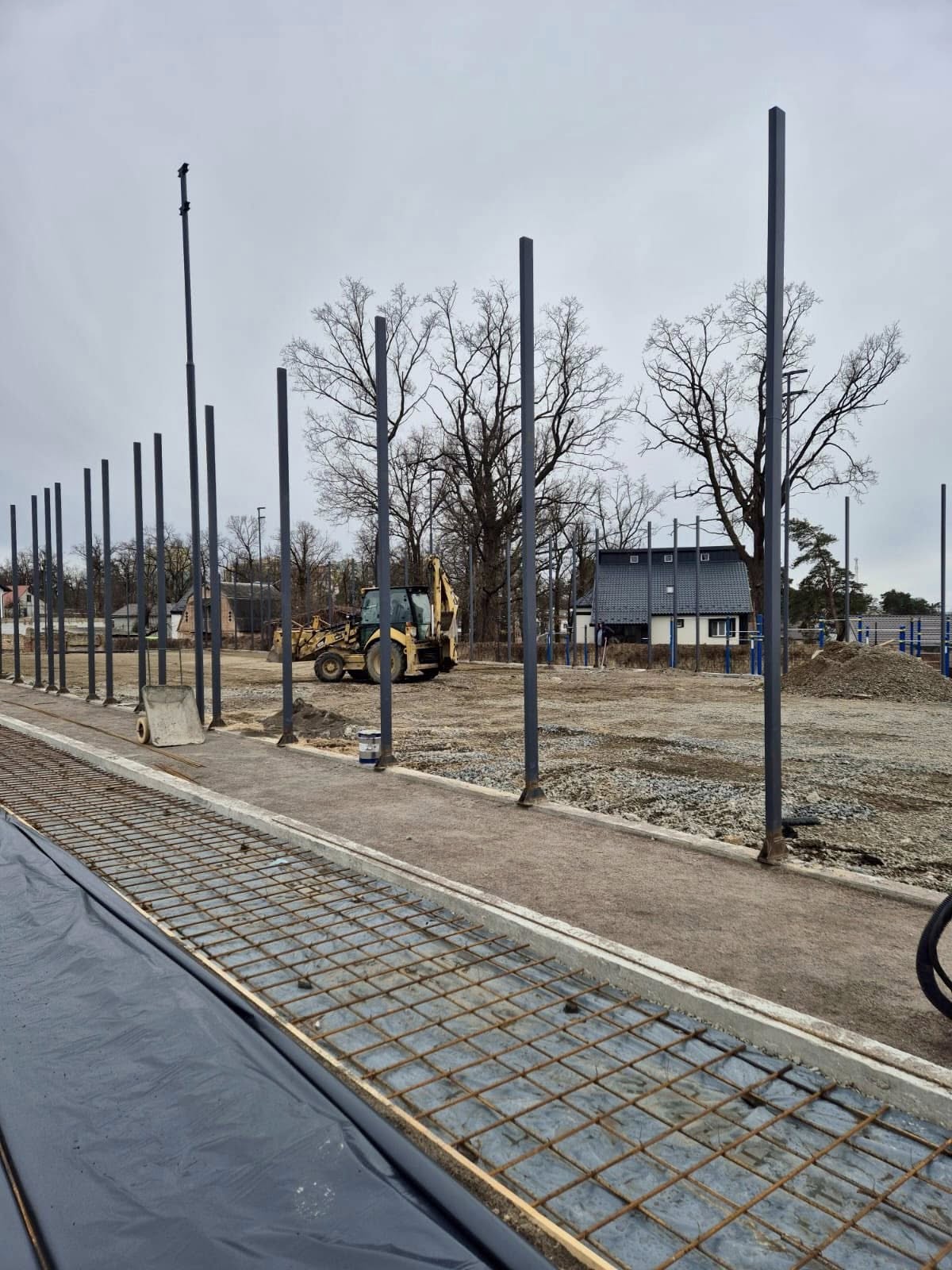 В Ірпені, після російських обстрілів, ремонтують центральний стадіон - фото 2