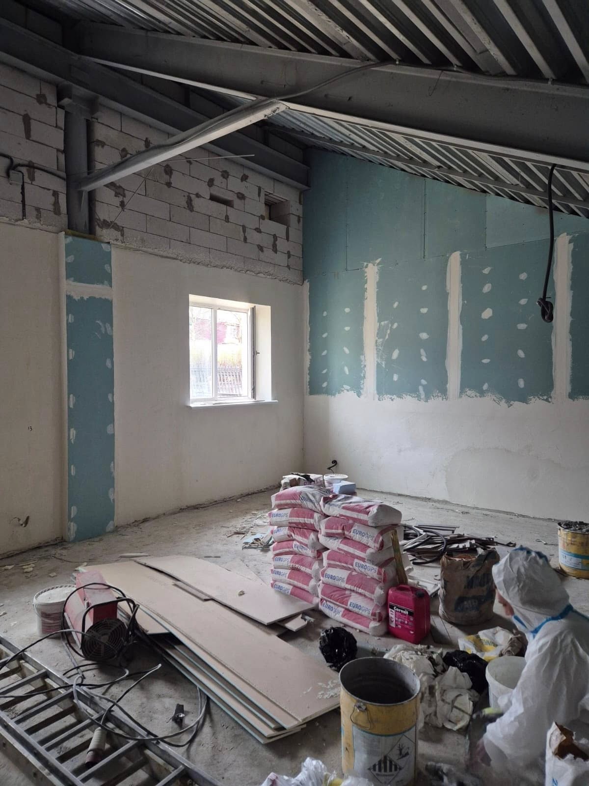 В Ірпені, після російських обстрілів, ремонтують центральний стадіон - фото 3