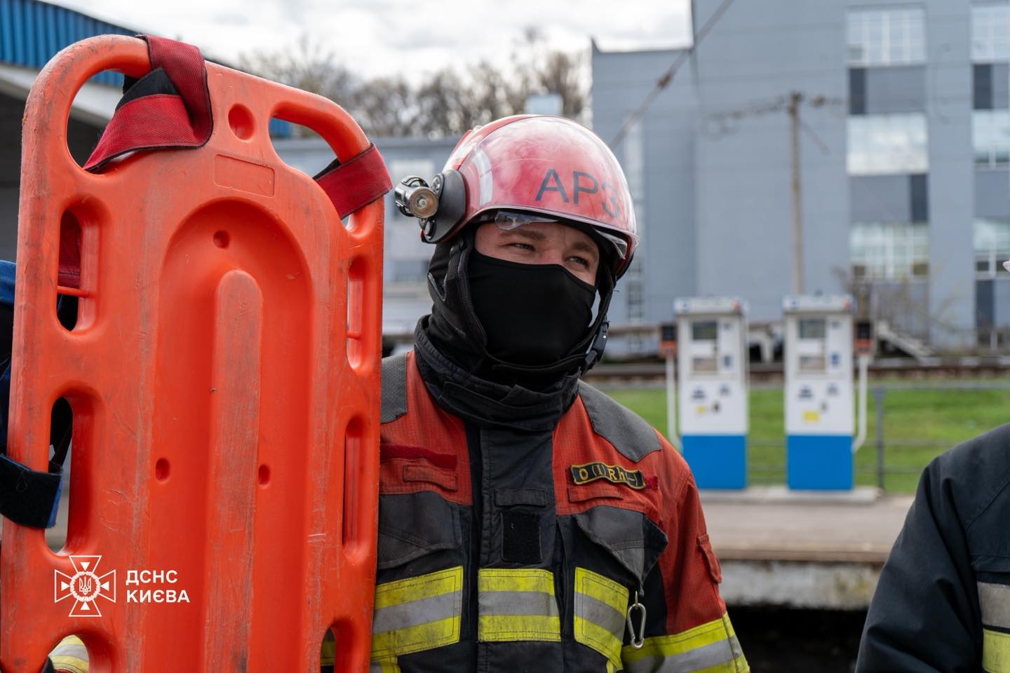 У Києві чоловік впав на залізничні колії та помер