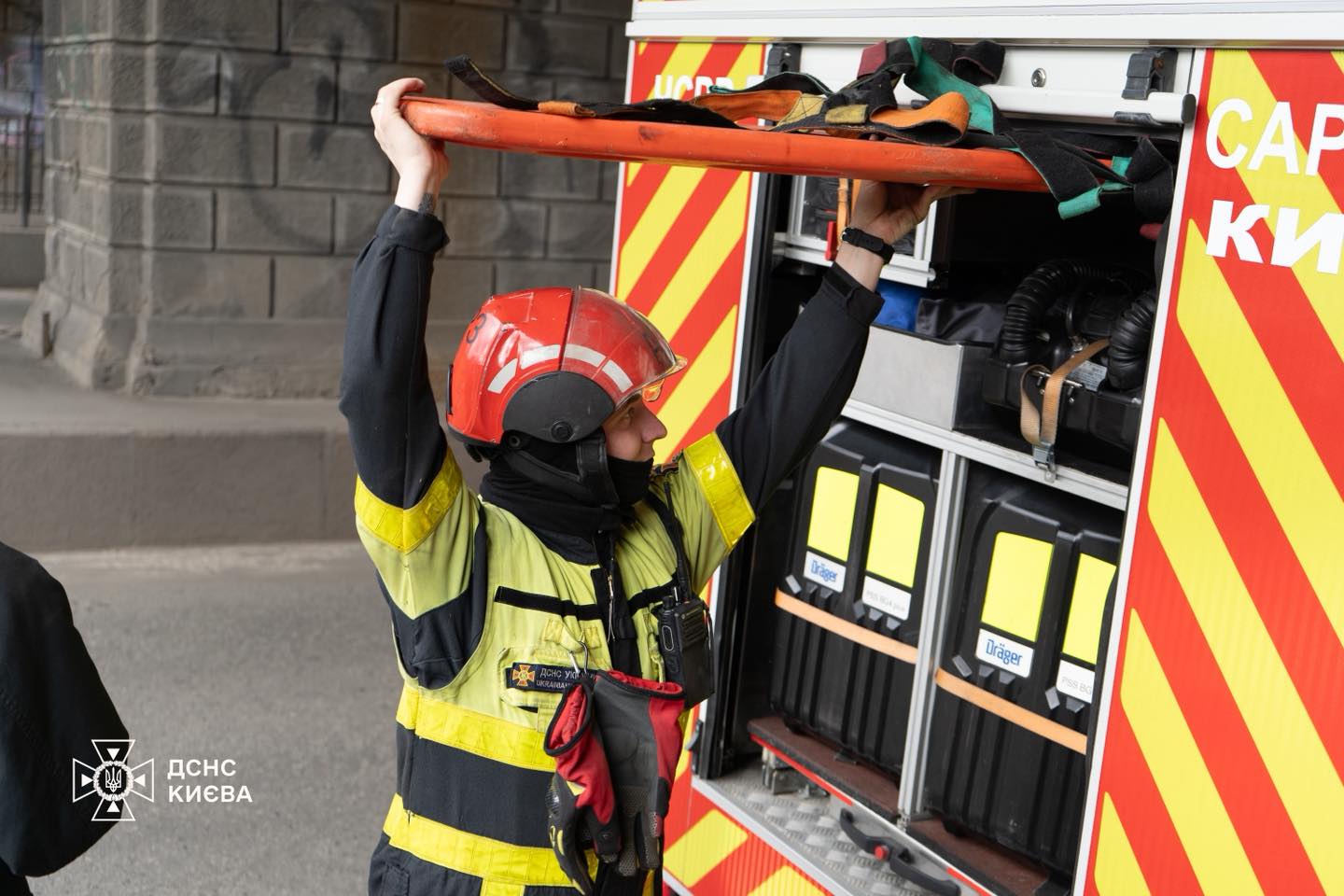 У Києві чоловік впав на залізничні колії та помер - фото 3