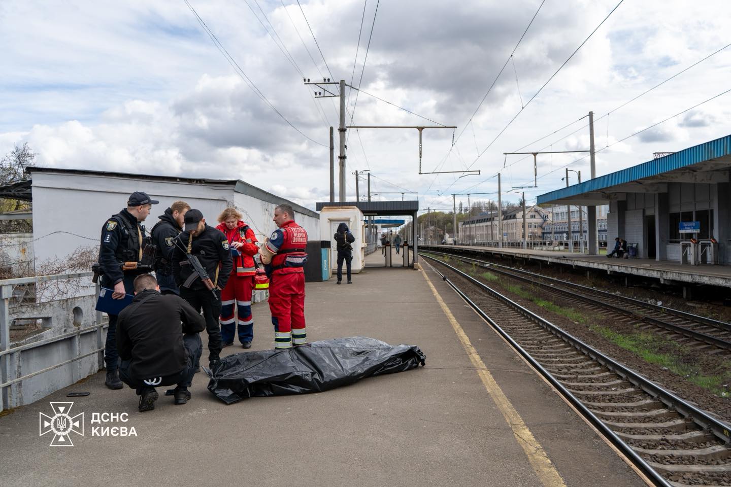 У Києві чоловік впав на залізничні колії та помер - фото 2