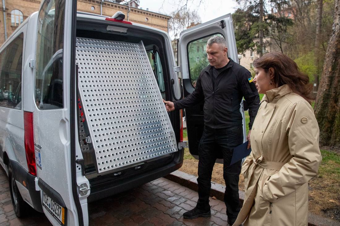 Київ отримав три нові мікроавтобуси для перевезення дітей з інвалідністю - фото 4