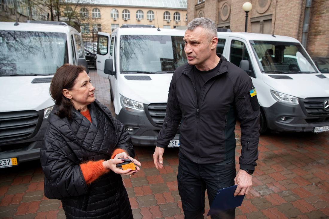 Київ отримав три нові мікроавтобуси для перевезення дітей з інвалідністю - фото 2