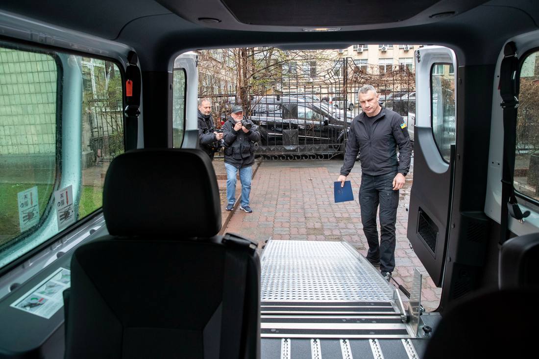 Київ отримав три нові мікроавтобуси для перевезення дітей з інвалідністю - фото 5