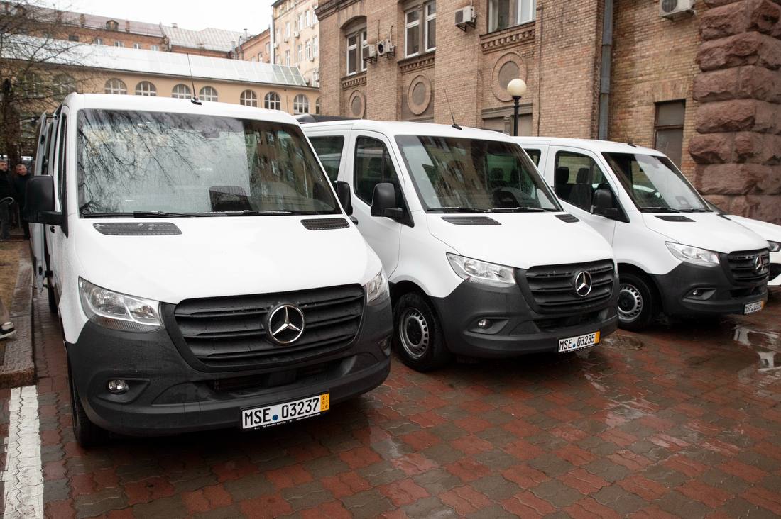 Київ отримав три нові мікроавтобуси для перевезення дітей з інвалідністю