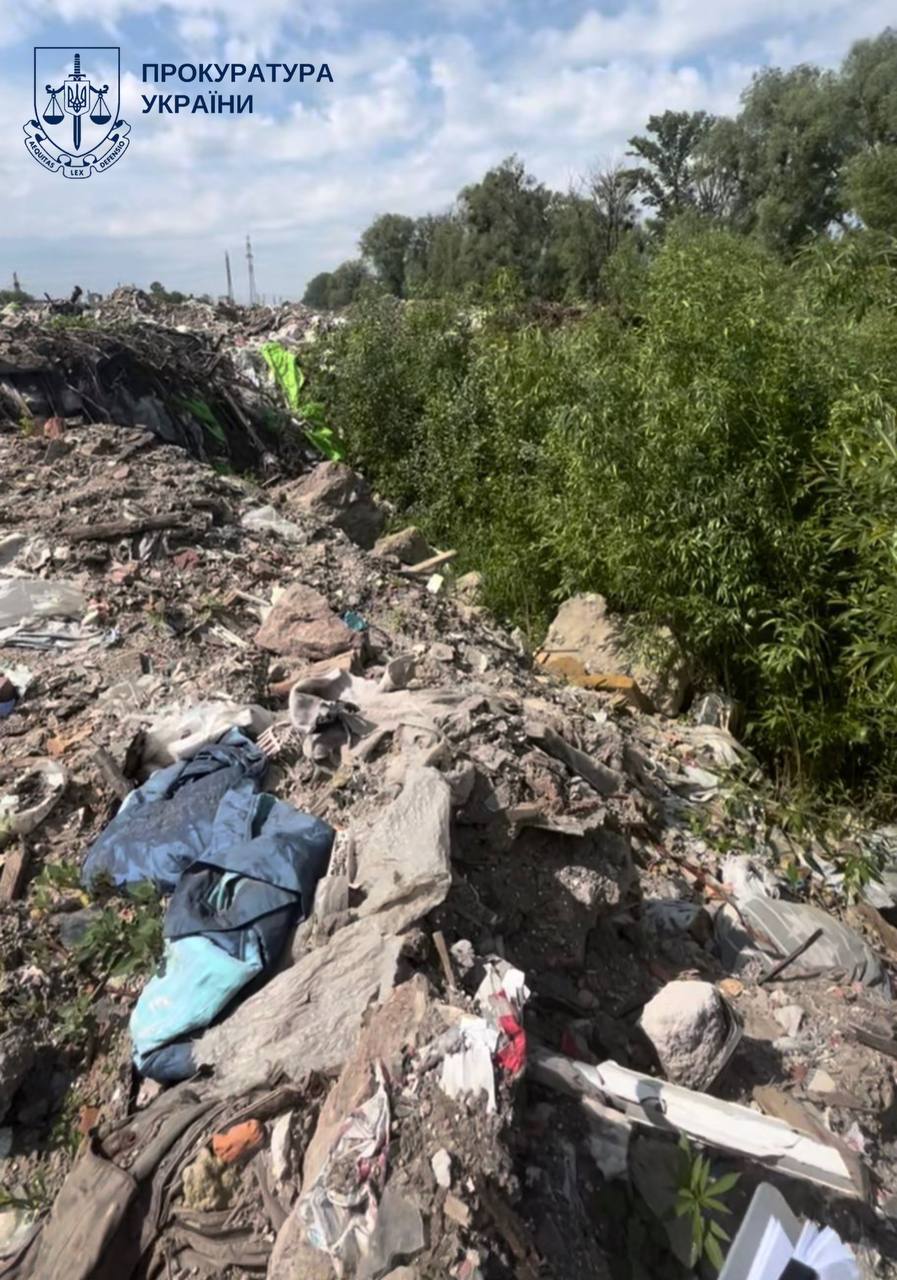 В Ірпені біля річки облаштували велике сміттєзвалище