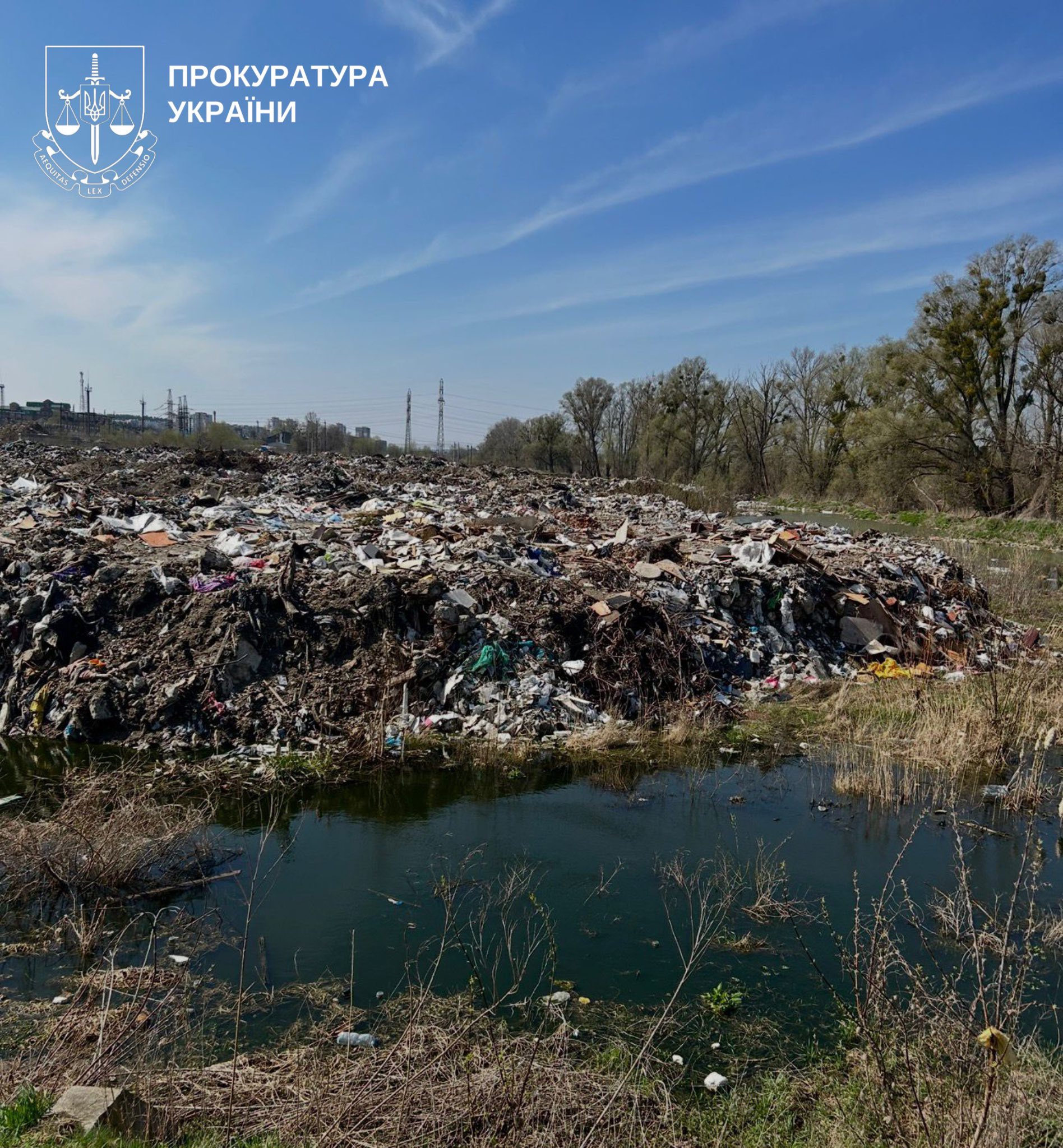 В Ірпені біля річки облаштували велике сміттєзвалище - фото 2