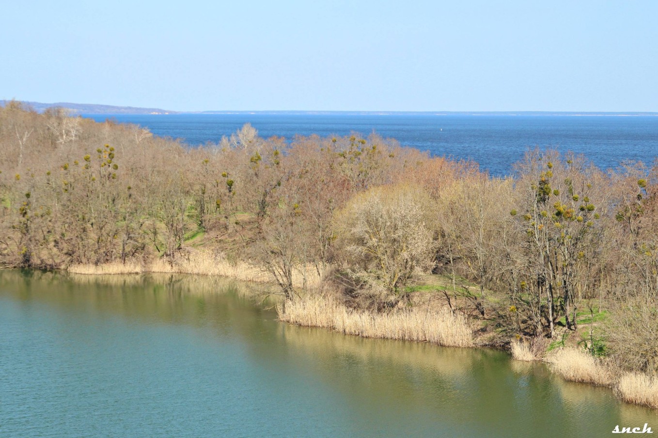 Блакитне озеро, покинуті будинки і квіти – весна в селі Бучак Черкаської області. Фото - фото 10