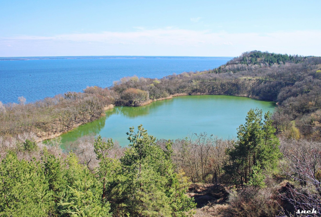 Блакитне озеро, покинуті будинки і квіти – весна в селі Бучак Черкаської області. Фото - фото 3
