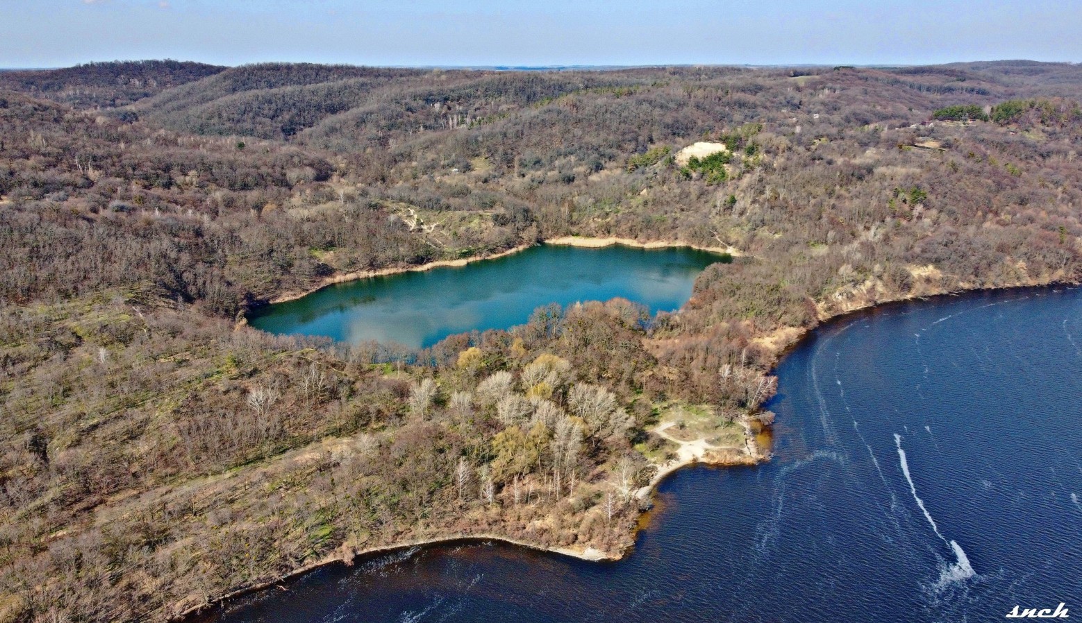 Блакитне озеро, покинуті будинки і квіти – весна в селі Бучак Черкаської області. Фото - фото 12