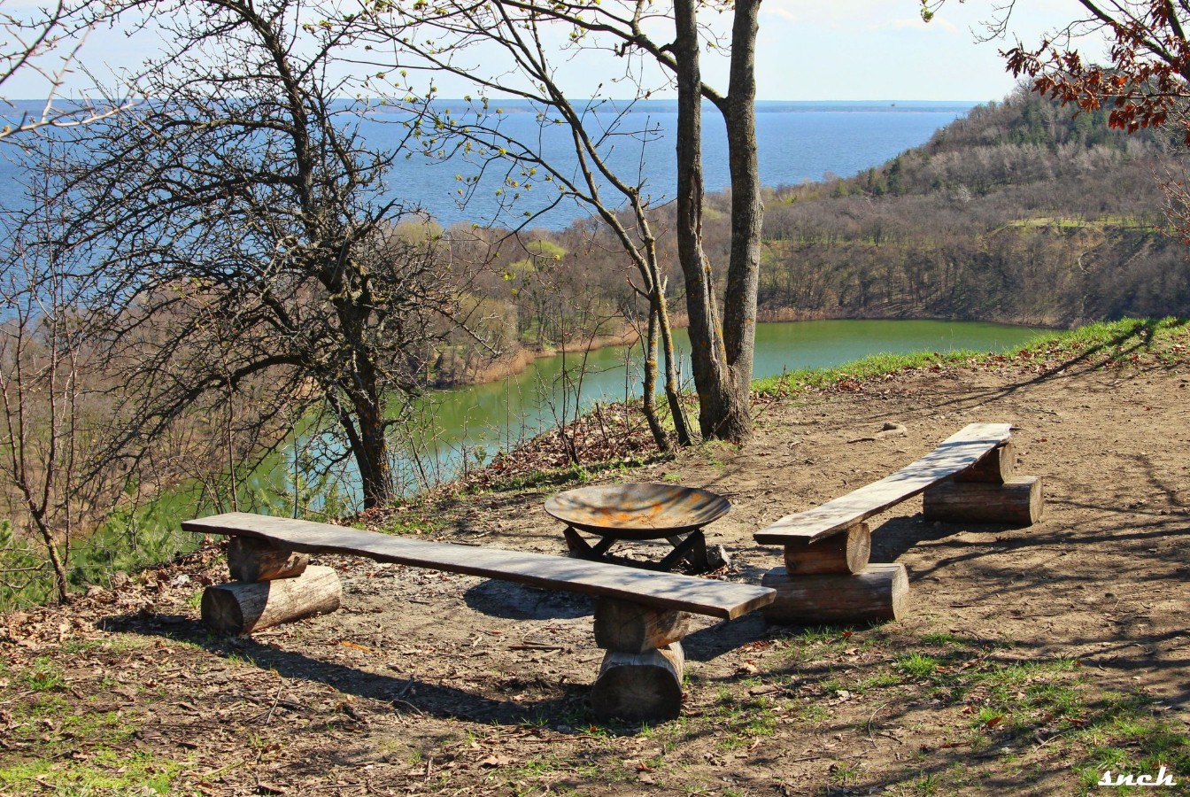 Блакитне озеро, покинуті будинки і квіти – весна в селі Бучак Черкаської області. Фото - фото 19