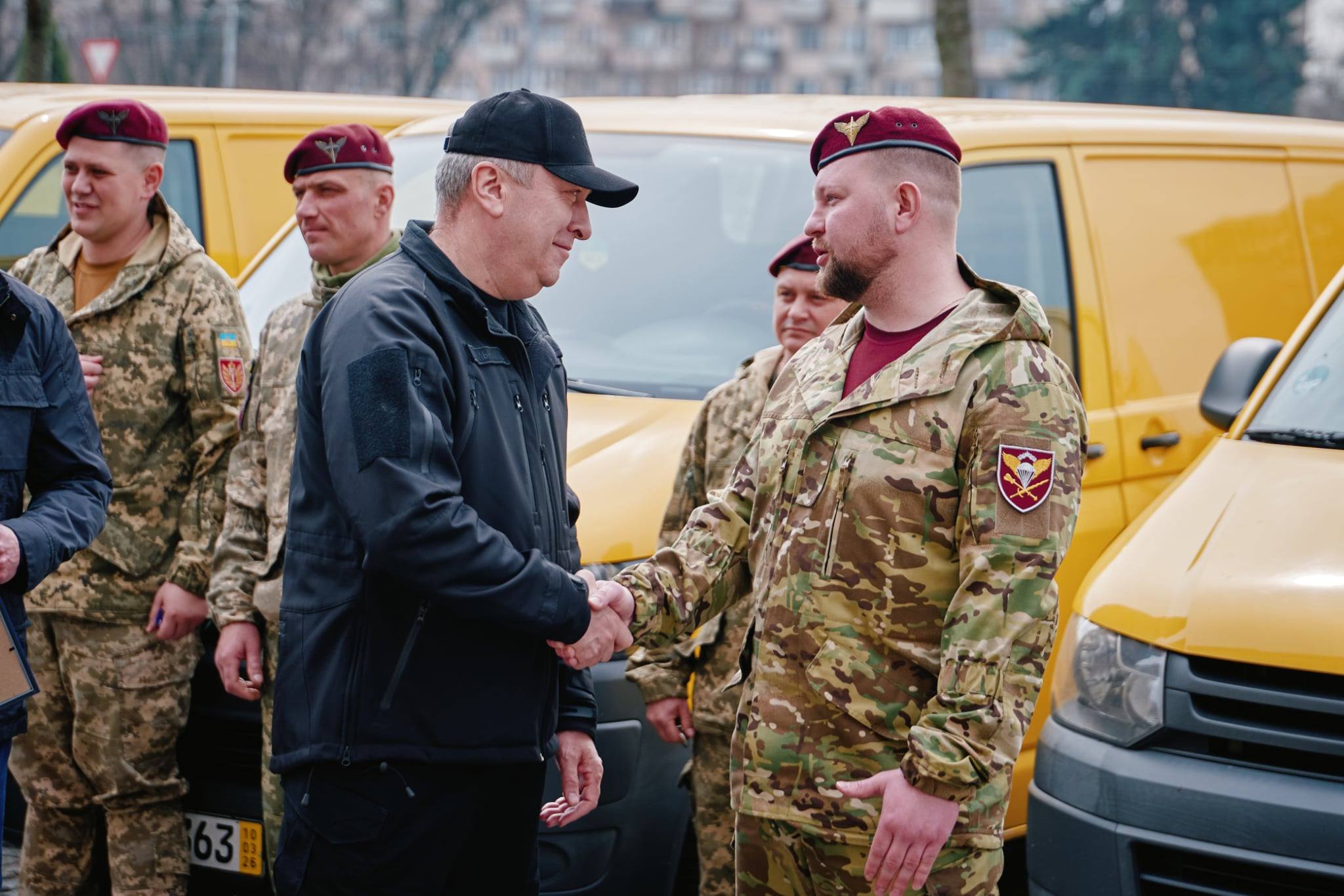 Черкащина передала воїнам ДШВ 11 автомобілів - фото 3