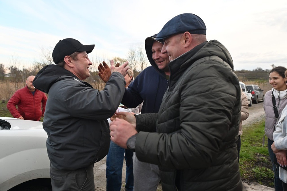 В громаді на Київщині зустріли військового, який повернувся з російського полону - фото 3