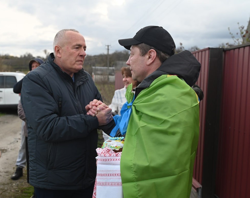 В громаді на Київщині зустріли військового, який повернувся з російського полону - фото 6