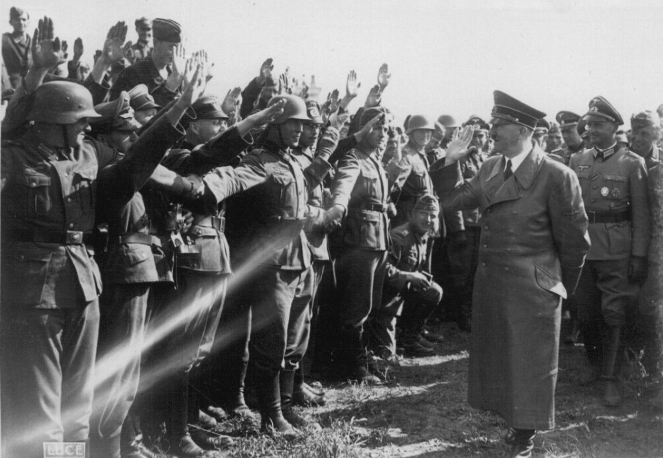 Опублікували архівні фото зустрічі Гітлера та Муссоліні в Умані. Що там робили диктатори? - фото 12