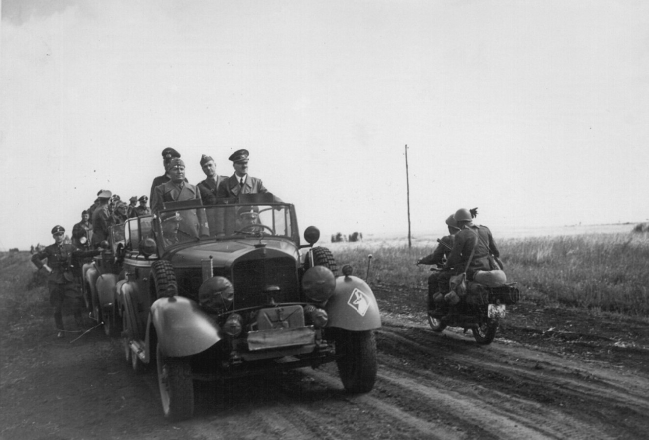 Опублікували архівні фото зустрічі Гітлера та Муссоліні в Умані. Що там робили диктатори? - фото 17