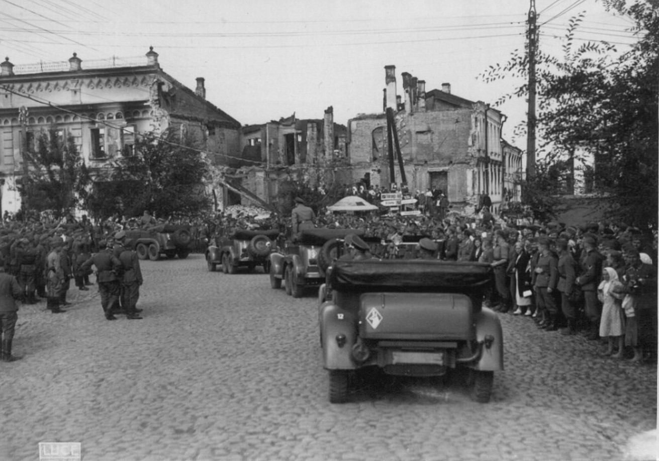 Опублікували архівні фото зустрічі Гітлера та Муссоліні в Умані. Що там робили диктатори? - фото 23
