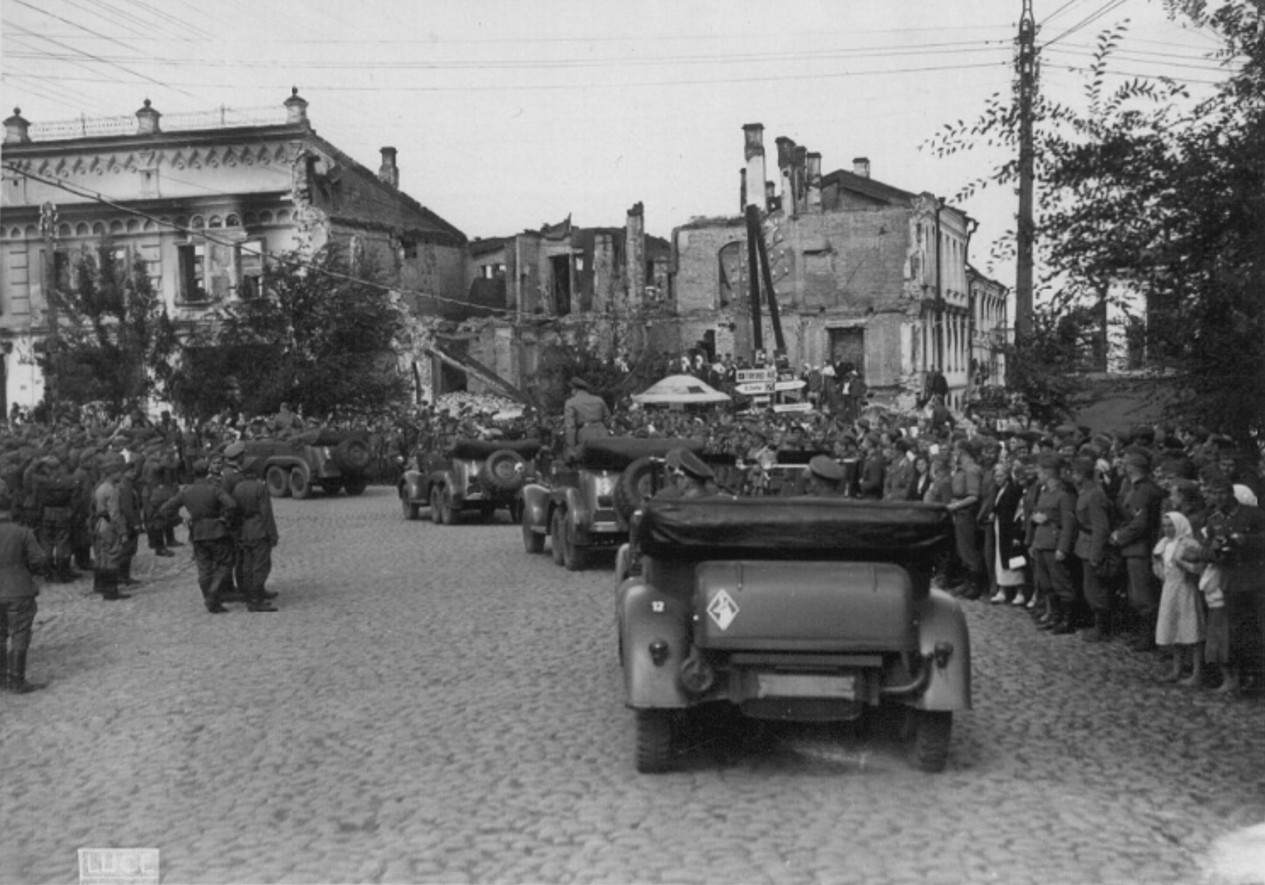 Опублікували архівні фото зустрічі Гітлера та Муссоліні в Умані. Що там робили диктатори? - фото 25