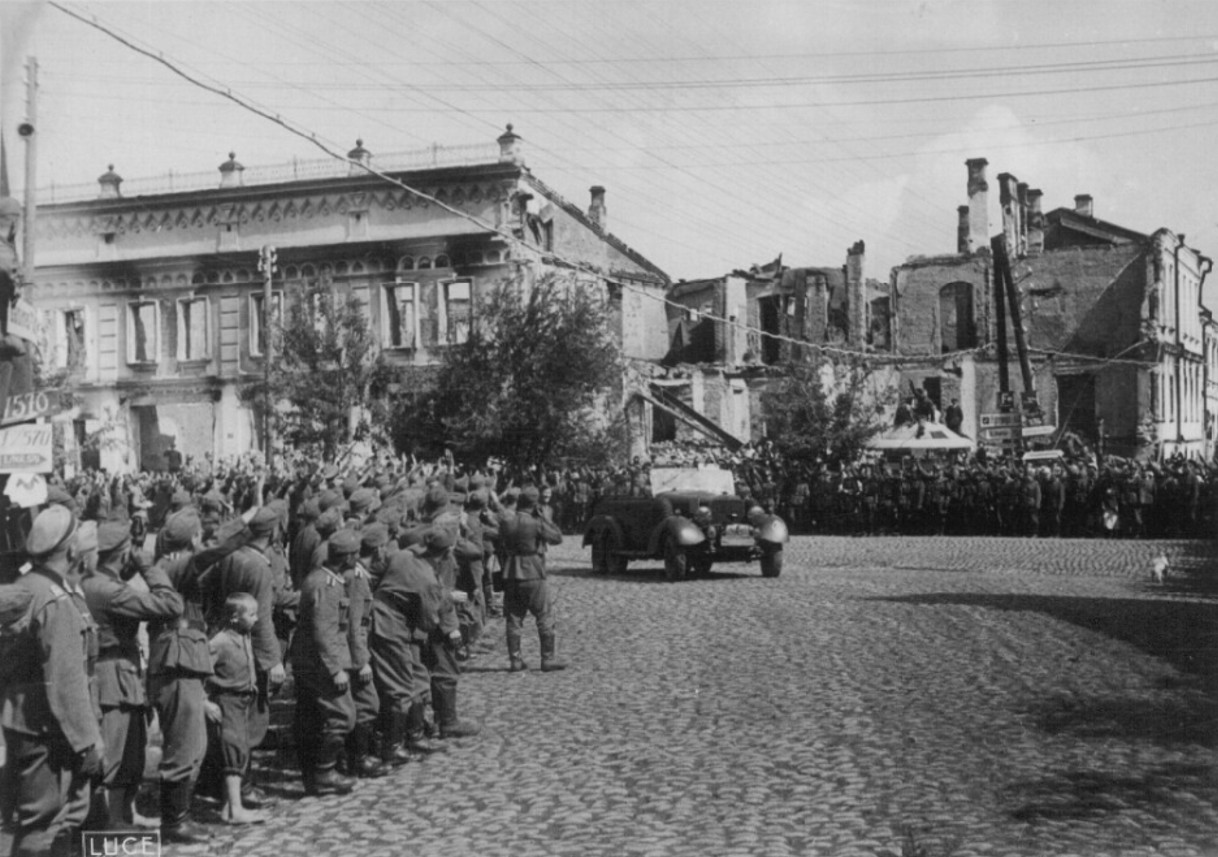 Опублікували архівні фото зустрічі Гітлера та Муссоліні в Умані. Що там робили диктатори? - фото 26