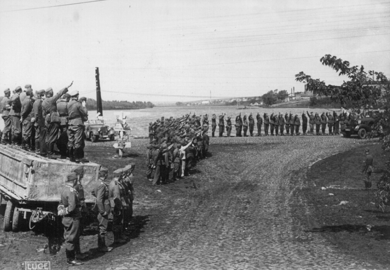 Опублікували архівні фото зустрічі Гітлера та Муссоліні в Умані. Що там робили диктатори? - фото 27