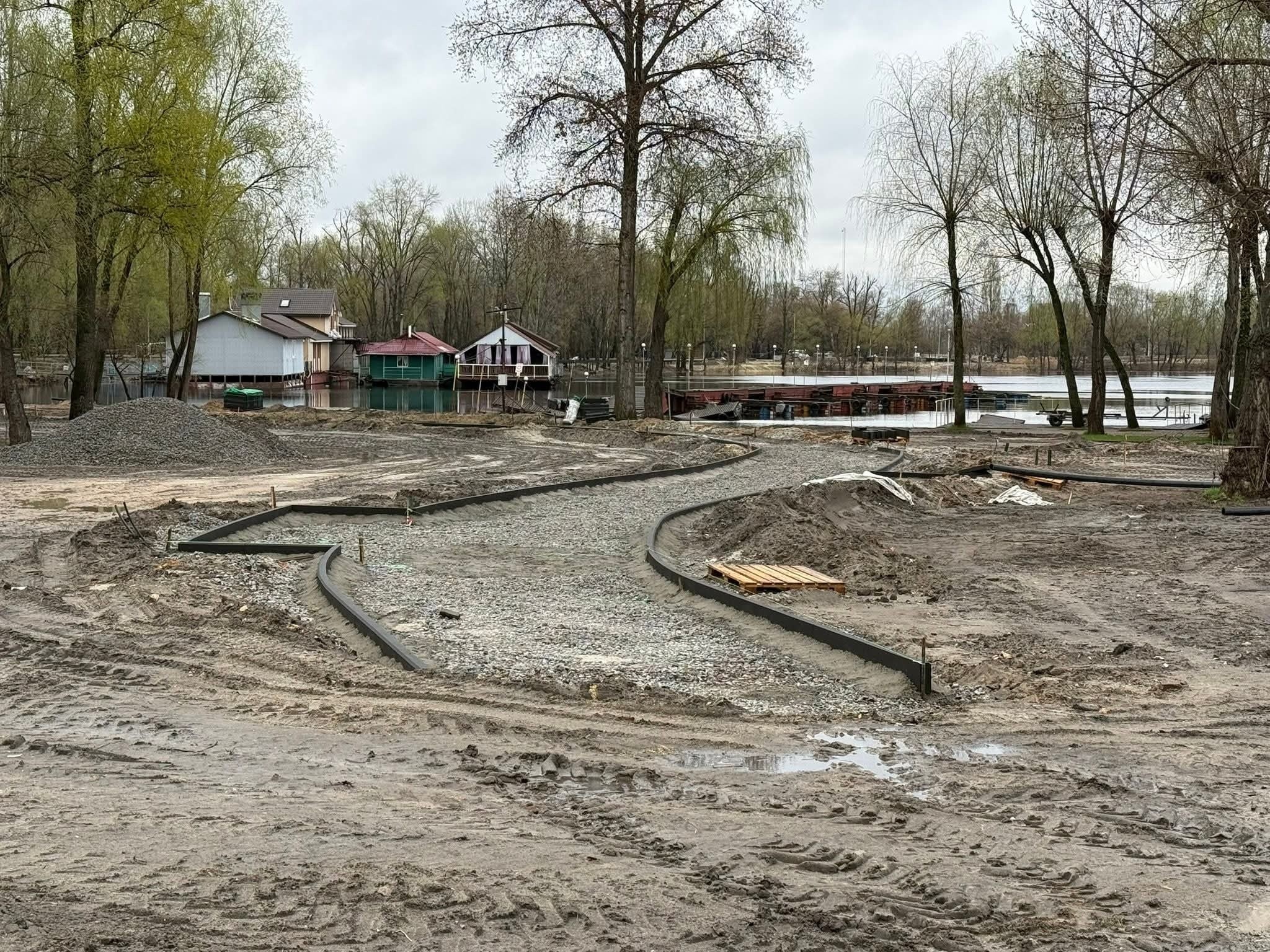 У Києві демонтували плавучий ресторан