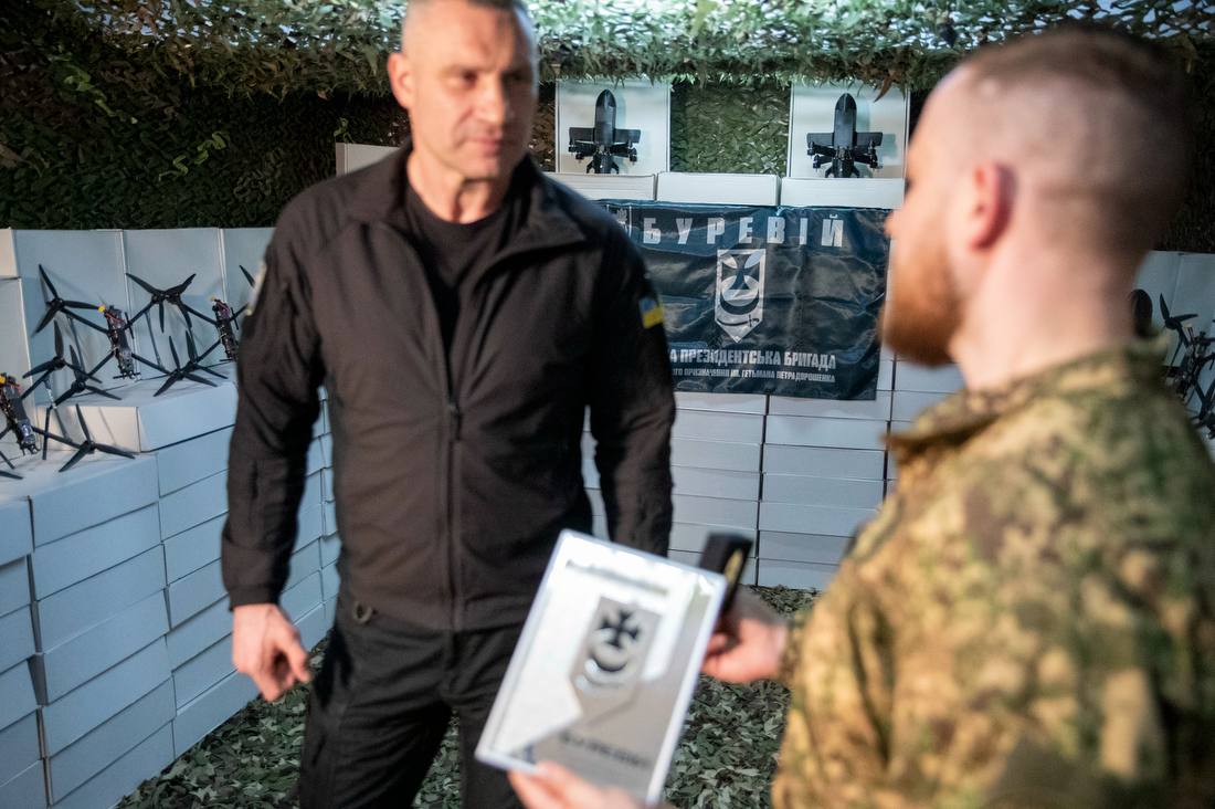 Від громади Києва Кличко передав на фронт 1100 БпЛА різних типів - фото 2