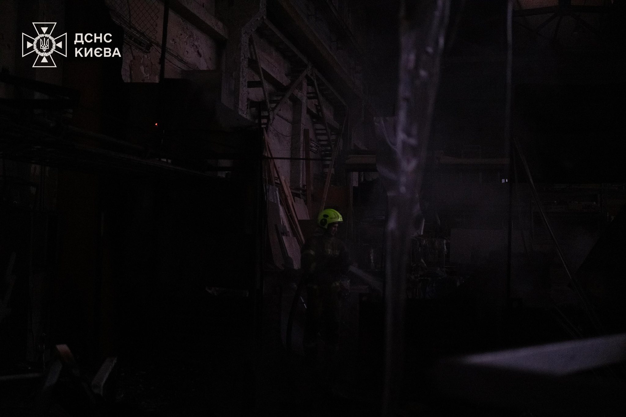 На Оболоні загорівся склад: вогонь охопив 300 квадратних метрів