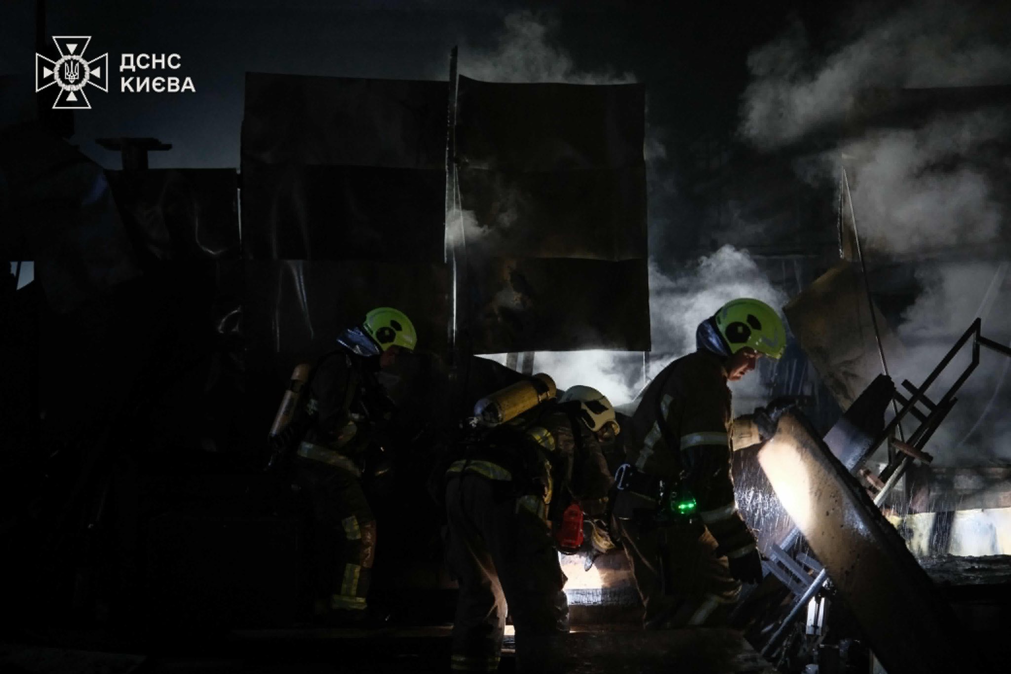 На Оболоні загорівся склад: вогонь охопив 300 квадратних метрів - фото 2