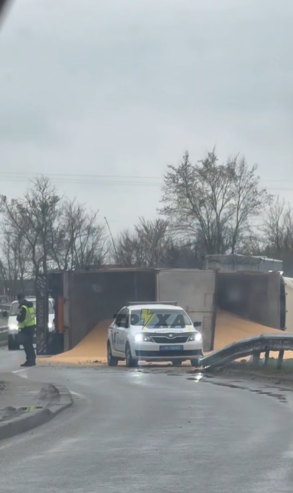 Вантажівка із зерном перекинулася на Черкащині