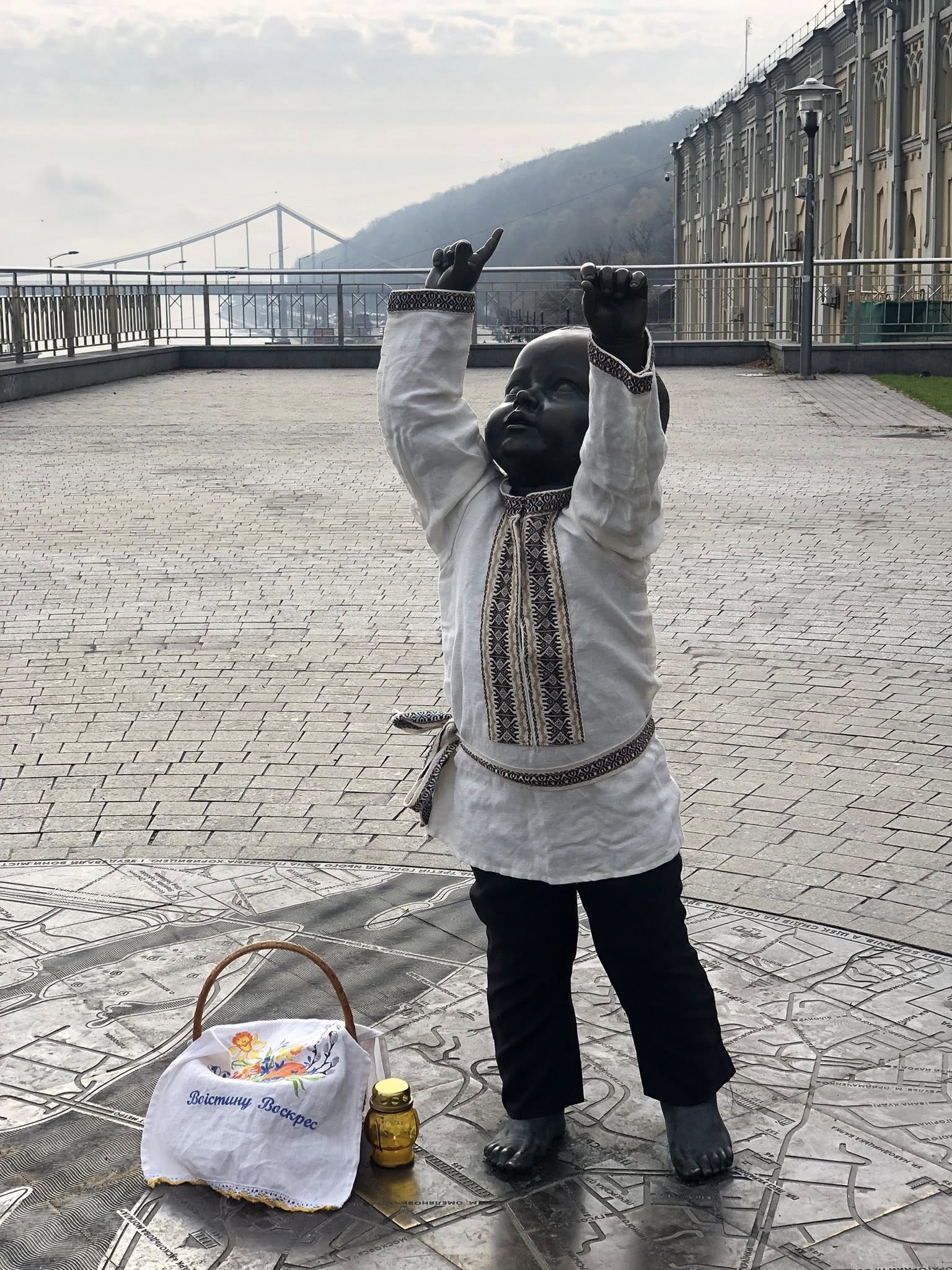 Малюків-засновників Києва вбрали у святкові українські костюми з нагоди Великодня - фото 3