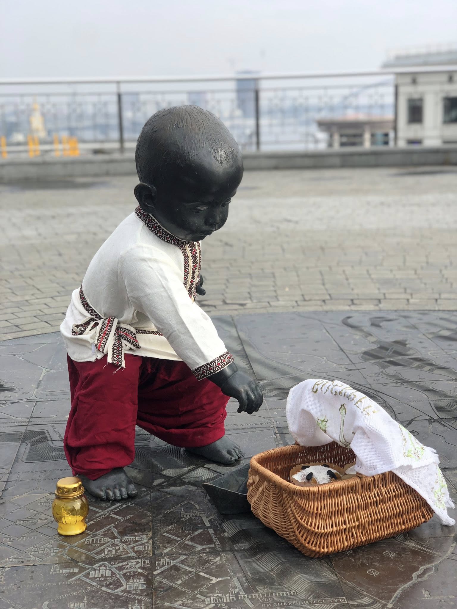 Малюків-засновників Києва вбрали у святкові українські костюми з нагоди Великодня